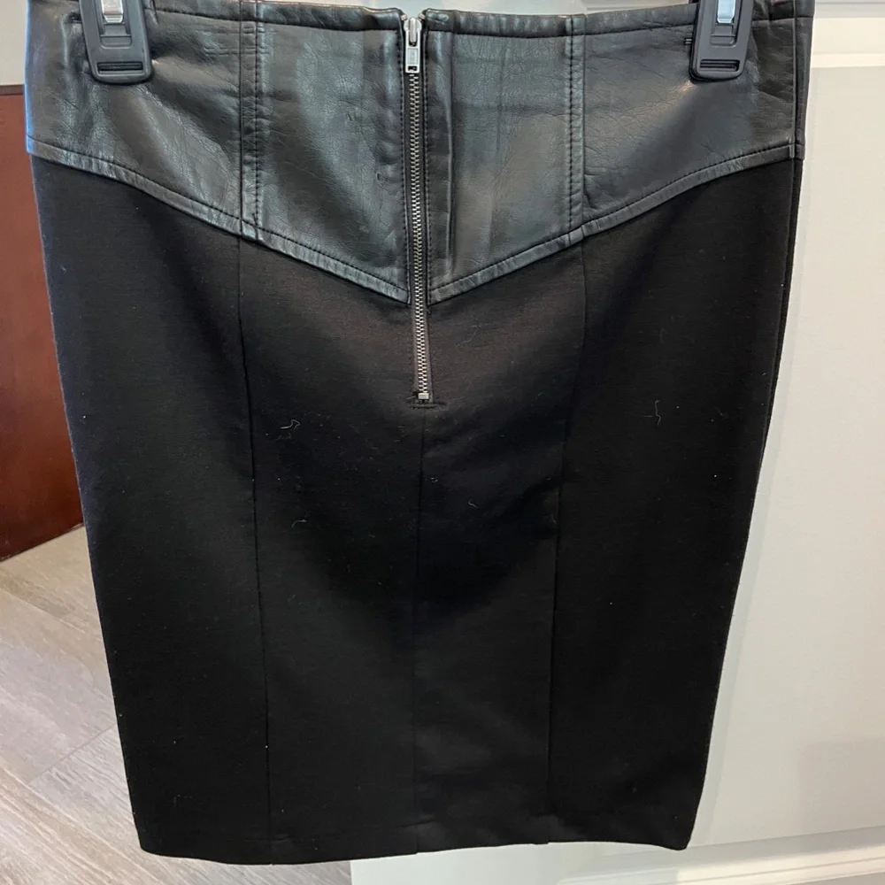 Forever 21 faux leather on half of skirt black skirt Size Medium see notes - Picture 5 of 10